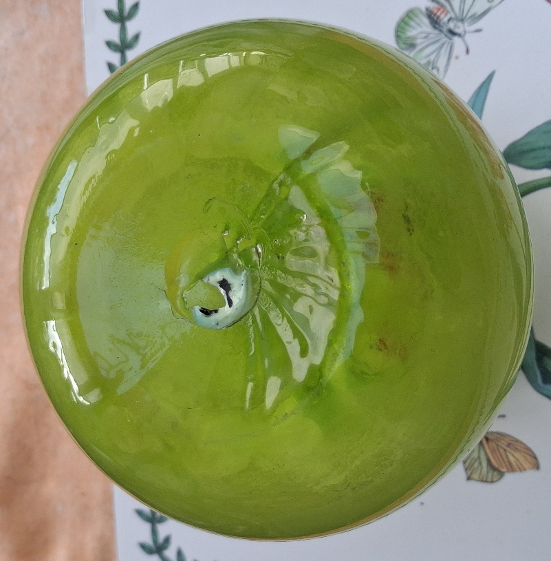 rough pontil mark base uranium hyacinth vase